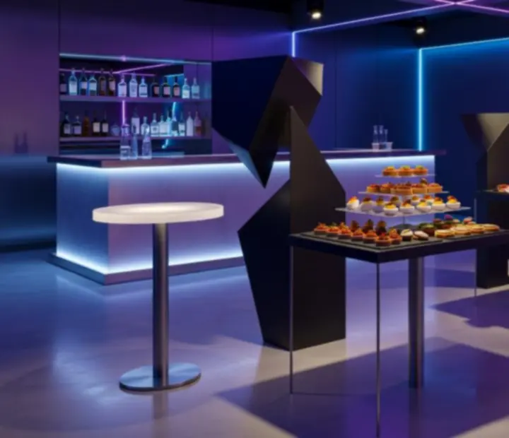 Elegáns catering asztal modern gasztronómiai kínálattal és hangulatos megvilágítással egy budapesti rendezvényen.